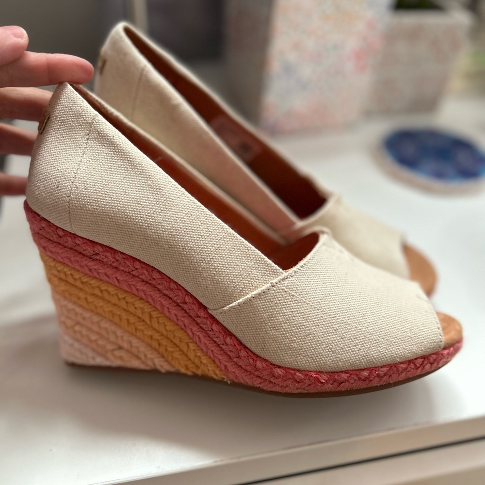 GORGEOUS TOMS SZ 8 WEDGE